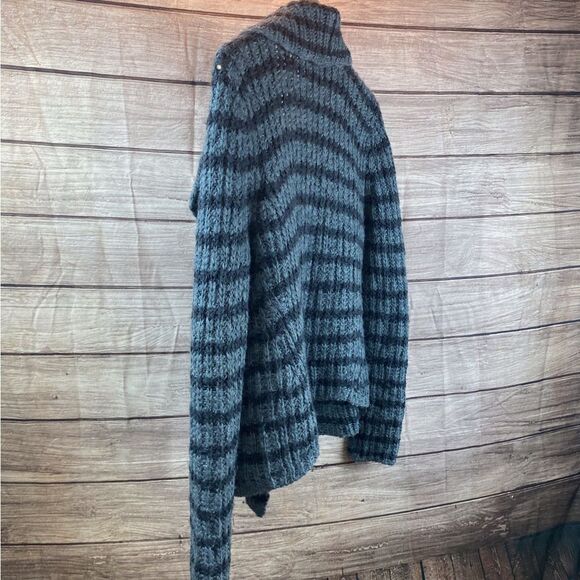 Ladies size medium sweater by Lou and Grey - Picture 2 of 8